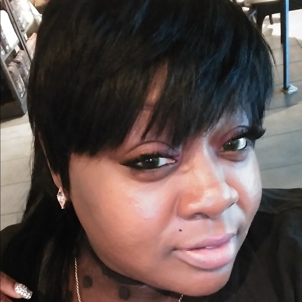 Meet your Posher, Alexis